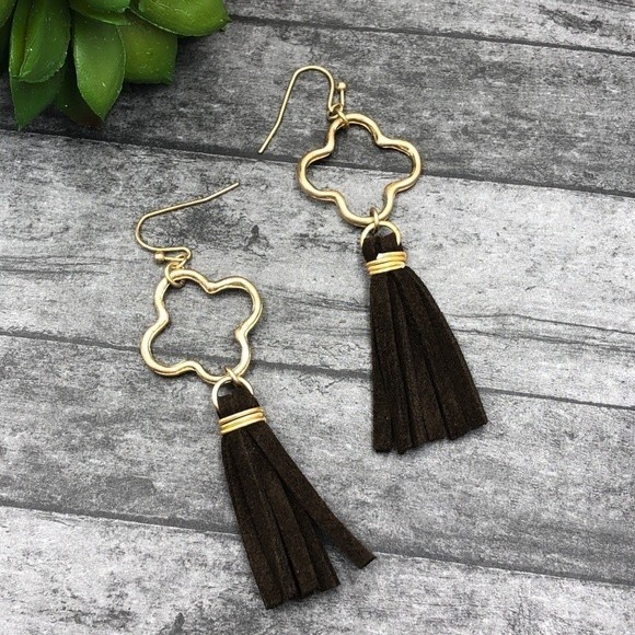 🌼 Quatrefoil Suede Tassel Gold Dangle Earrings - Picture 1 of 2